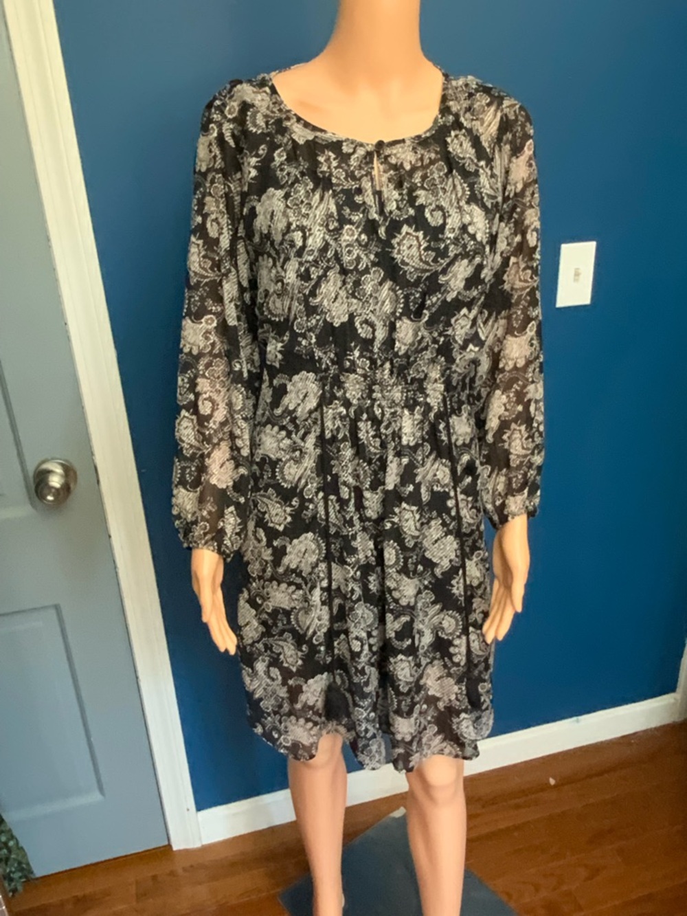 Knox Rose Black and White Paisley Long-Sleeve Dress